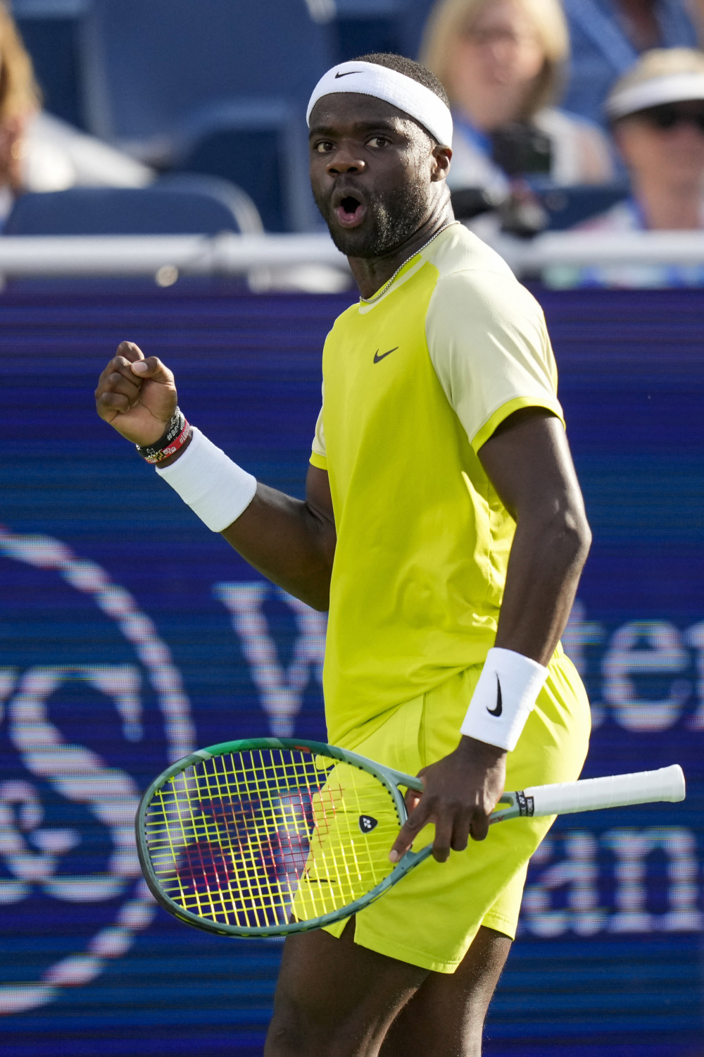 意大利网球队力克法国网球队，西西帕斯三分雨点燃全场