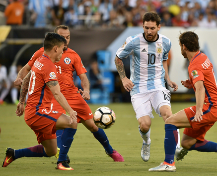 比利时爆冷智利，阿奎罗送出助攻