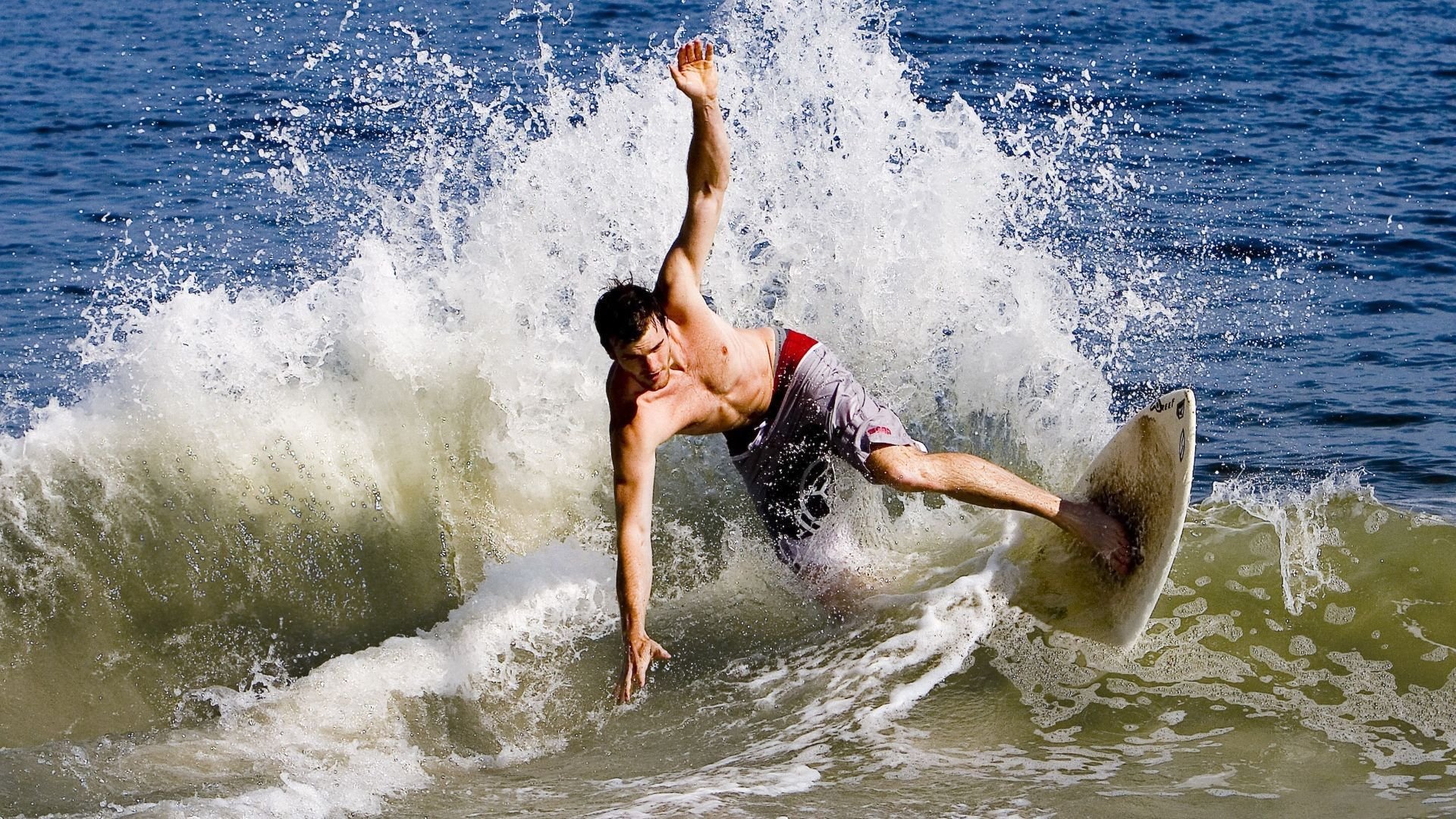 赛道上的攻防弯道，老鹰以F1式火力压制雄鹿